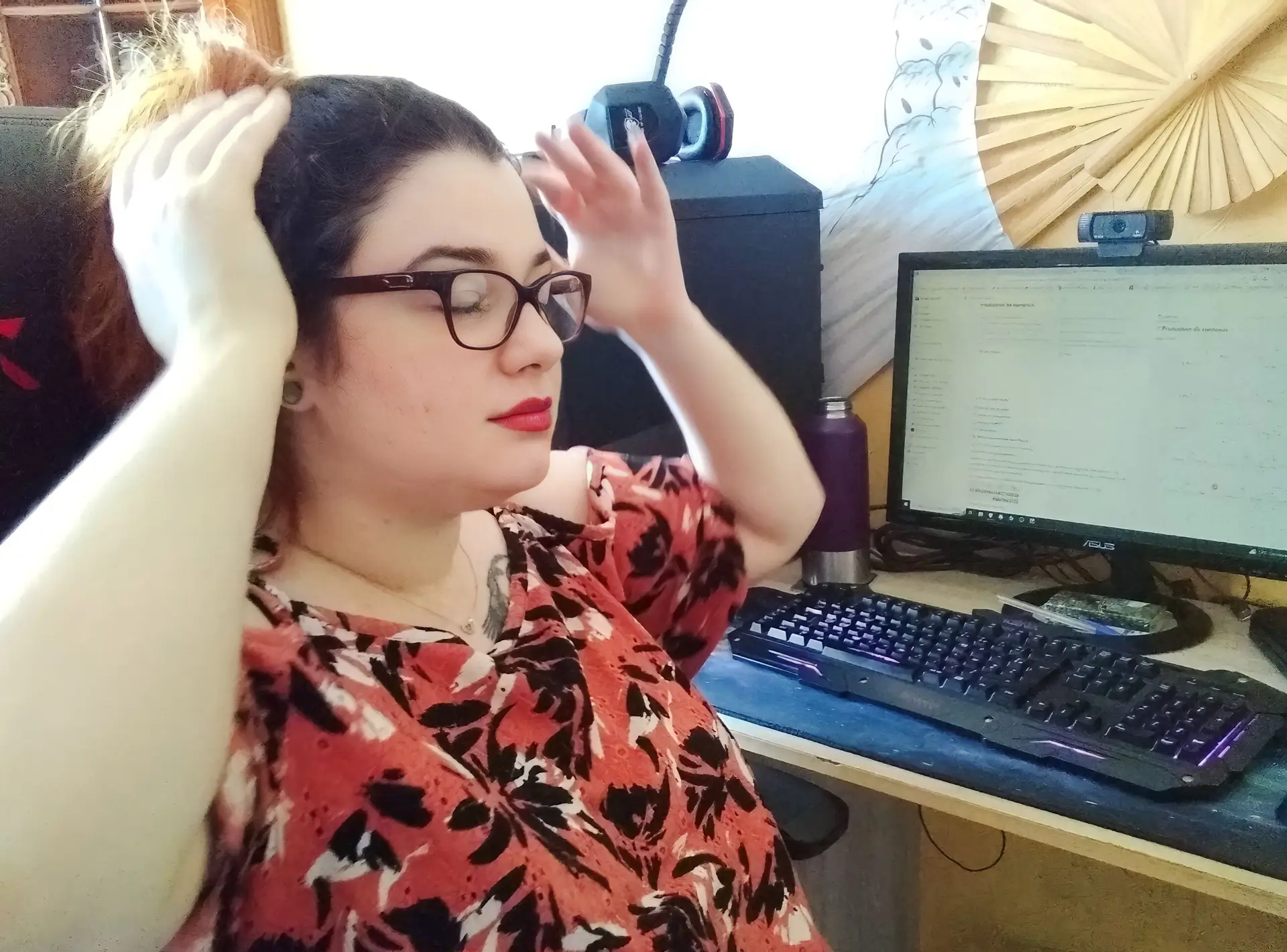 Léa Moisson, votre formatrice LinkedIn sur le travail d'un espace client Notion à son bureau.