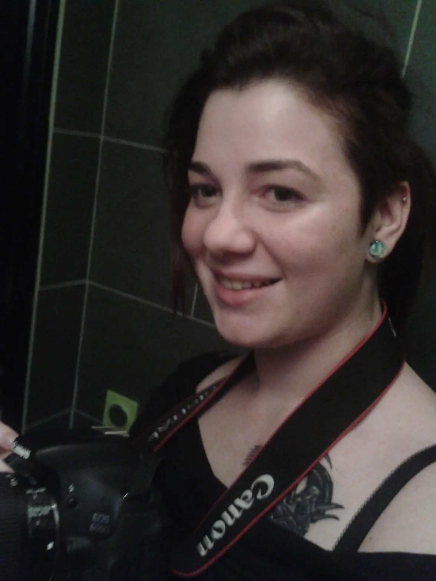 Léa Moisson, votre formatrice LinkedIn en extérieur prenant des photographies.