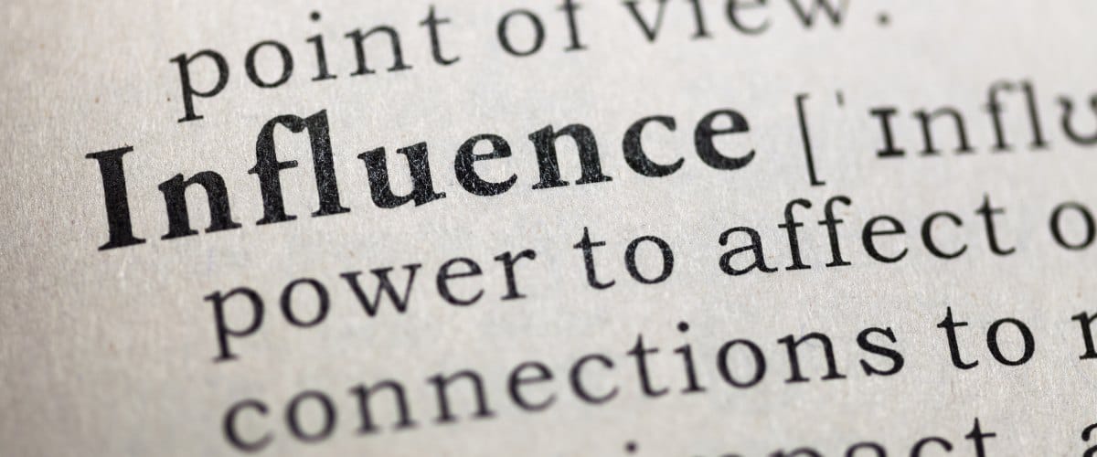 Biais cognitif définition : 16 exemples en marketing LinkedIn Photo en gros plan du mot influence, qui est l'un des principaux indicateurs de votre choix lié aux biais cognitifs dans le marketing.