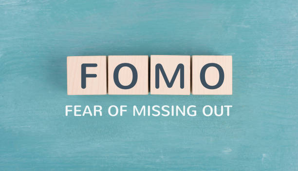 Biais cognitif définition : 16 exemples en marketing LinkedIn Définition du biais cognitif Fear Of Missing Out : est un syndrome d'anxiété sociale caractérisé par la crainte persistante de manquer une expérience gratifiante, une information importante ou une opportunité sociale dont les autres bénéficient.